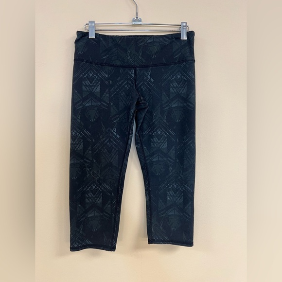 Alo Yoga Capris - Picture 1 of 8